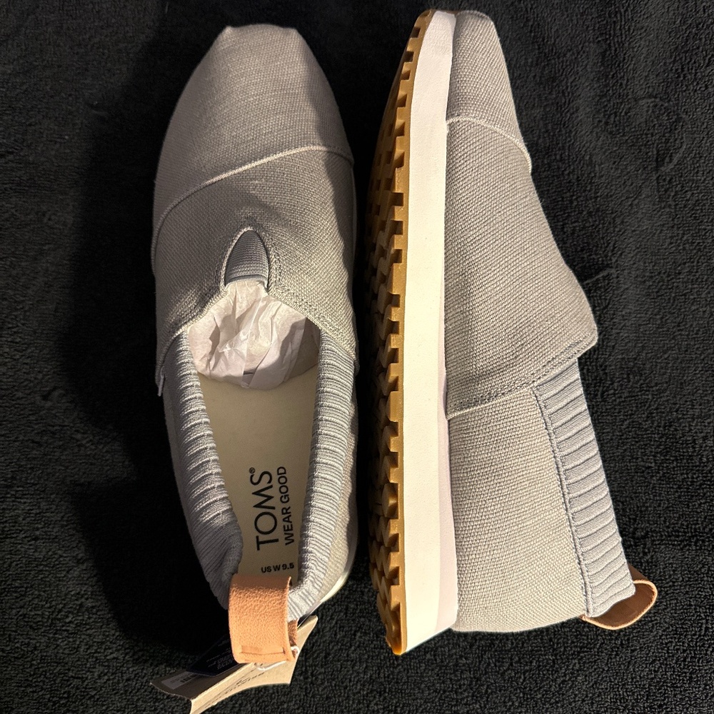 Tom’s brand casual tennis shoes